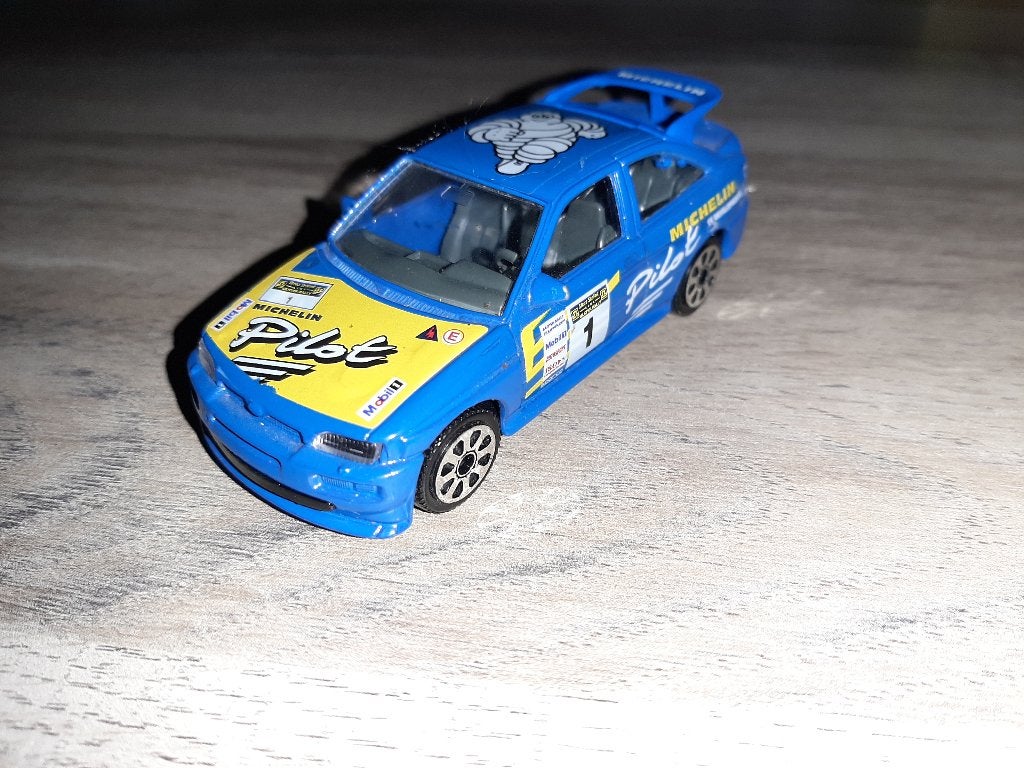Burago 1/43 Ford Escort Cosworth Michelin (nearly mint), Enlèvement ou Envoi, Comme neuf, Voiture