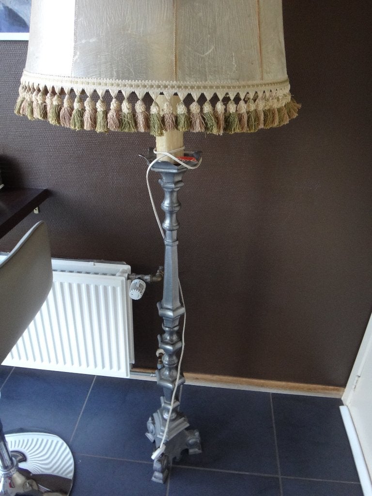 Lampe en étain, Enlèvement