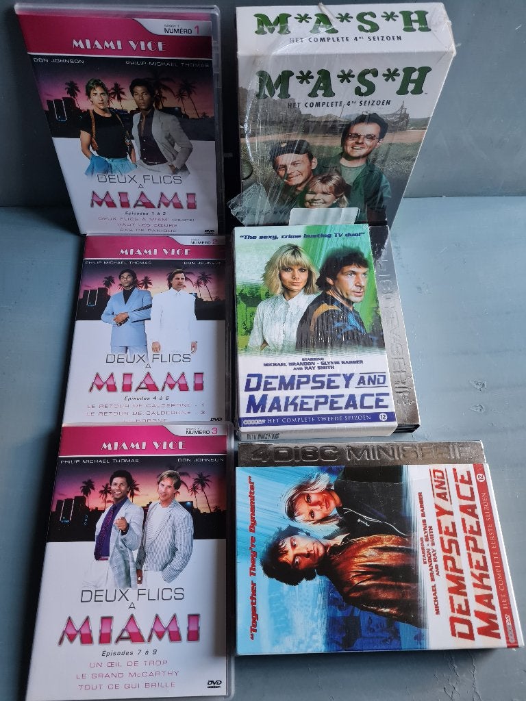 DVD's 3 Miami Vice, 3 M*A*S*H, 8 Demsey & Makepiece, CD & DVD, Enlèvement ou Envoi, Comme neuf, Néerlandais, À partir de 12 ans