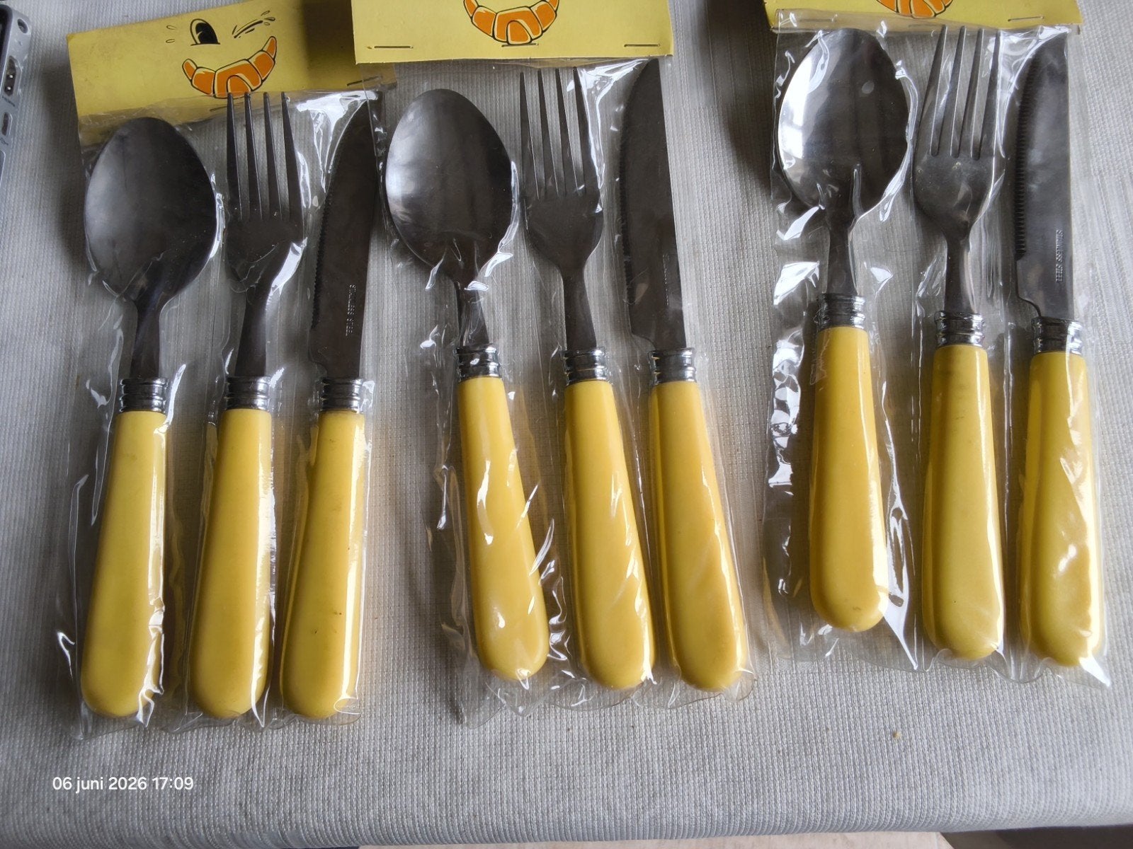 3 sets bestek, lepel ,vork en mes (NIEUW ) nog in de verpaki, Huis en Inrichting, Keuken | Bestek, Ophalen, Nieuw, Bestekset, Serveergerei