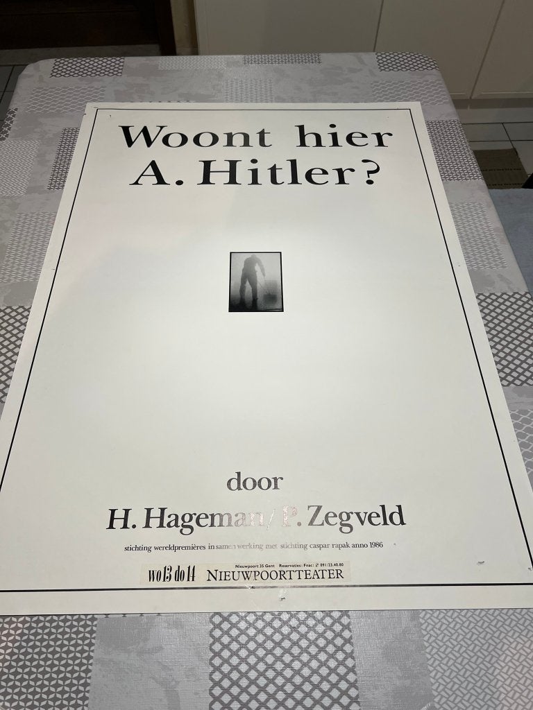 Vintage Poster Woont hier A. Hitler? door H. Hageman / P. Ze, Verzamelen, Posters, Deurposter of groter, Ophalen of Verzenden