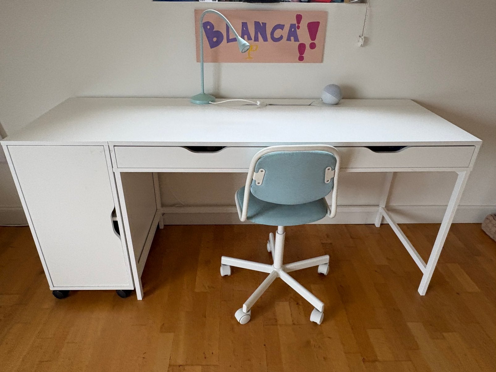 Groot wit bureau met opbergruimte + draaistoel, Huis en Inrichting, Bureaus, Ophalen, Met lades, Hout, Schoolbureau
