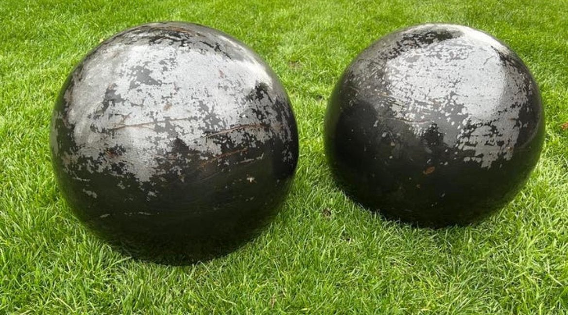 Twee gietijzeren bollen, Ophalen of Verzenden, Gebruikt
