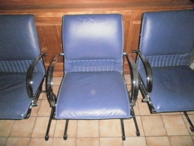 4 brede vintage stoelen met blauw leder en chroom. Nieuw, Huis en Inrichting, Ophalen, Blauw, Zo goed als nieuw, Vier