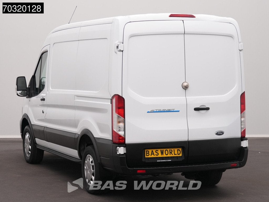 Ford e-Transit 184pk Elektrisch 68kWh 317km WLTP L2H2 Navi A, Auto's, Bestelwagens en Lichte vracht, Automaat, Stof, 135 kW, Wit