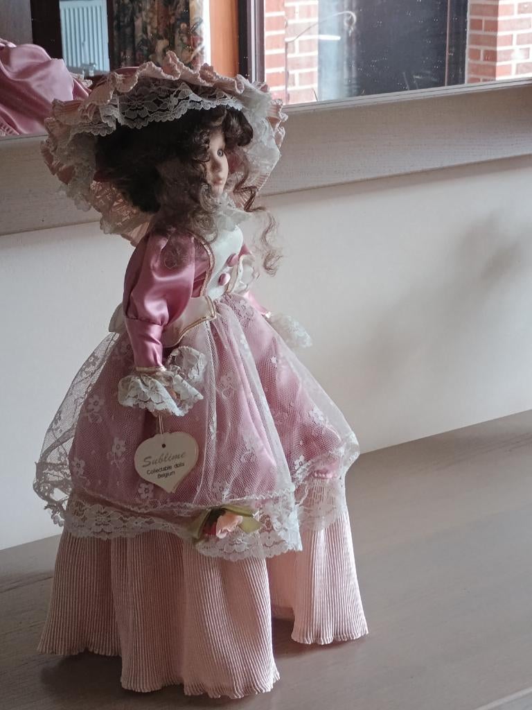 Pop porseleinen pop Victoriaanse klederdracht met standaard, Verzamelen, Verzenden, Pop