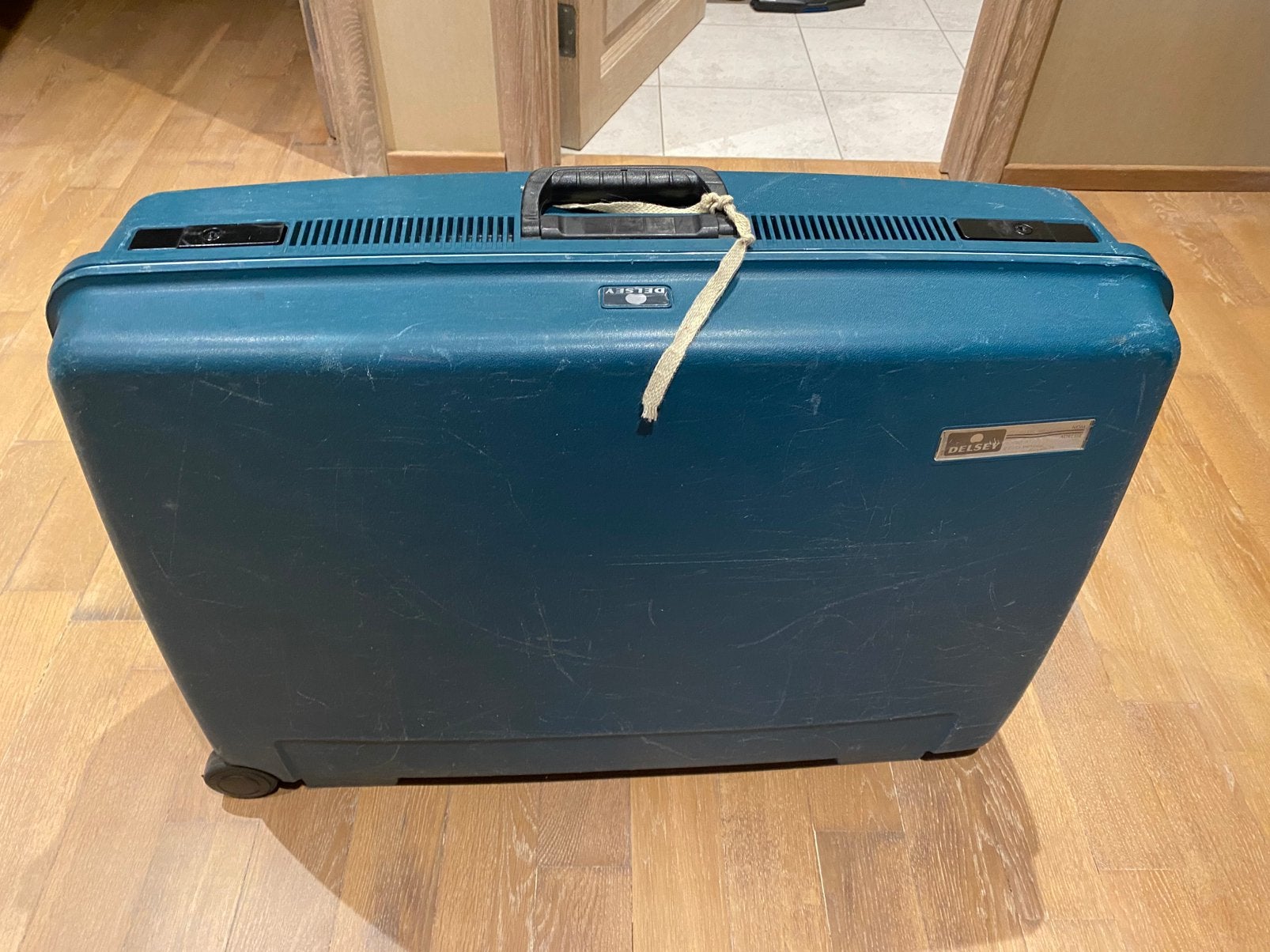 2 reiskoffers Delsey, Handtassen en Accessoires, Koffers, Gebruikt, Hard kunststof, Slot, Ophalen