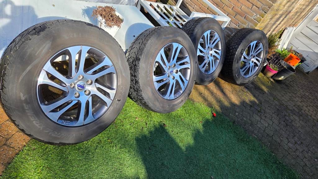 Volvo XC Valder, nette 17" velgen zonder parkeerschade, Auto-onderdelen, Ophalen, Winterbanden, Velg(en)