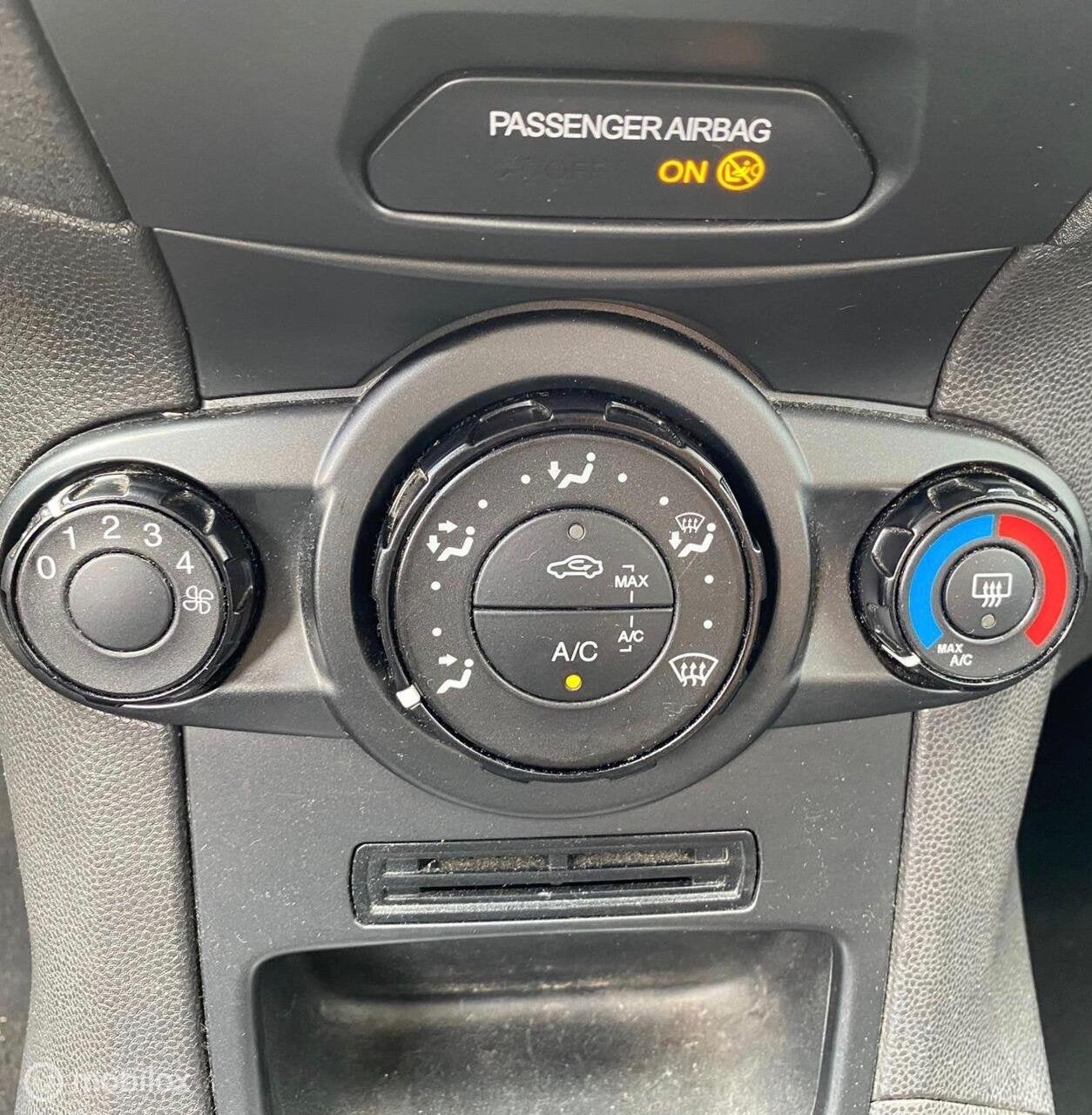 Ford Fiesta 1.0 Titanium 3-DEURS AIRCO EURO 5, Auto's, Stof, Gebruikt, Zwart, Grijs