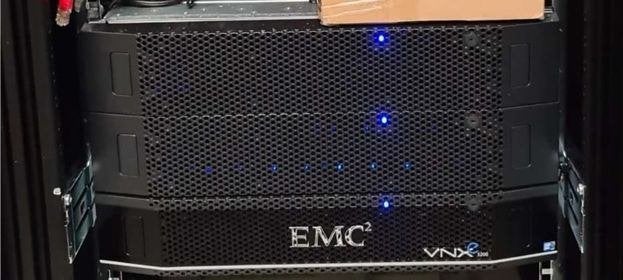 Stockage EMC VNXe BPE25 + 2 x EMC SAE + 55 disques + cables, Enlèvement, Comme neuf