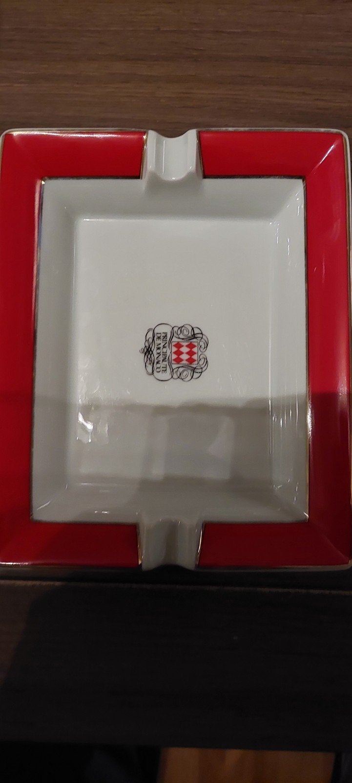 Cendrier en porcelaine de Limoges blason de Monaco, Maison & Meubles, Autres types, Enlèvement ou Envoi, Neuf, Bord décoratif