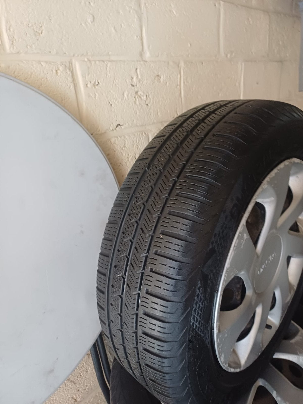 Lot de 4 Roues Hiver Dacia – Prêtes à Monter – 185/65 R15, Ophalen, Bestelwagen, 15 inch, Nieuw