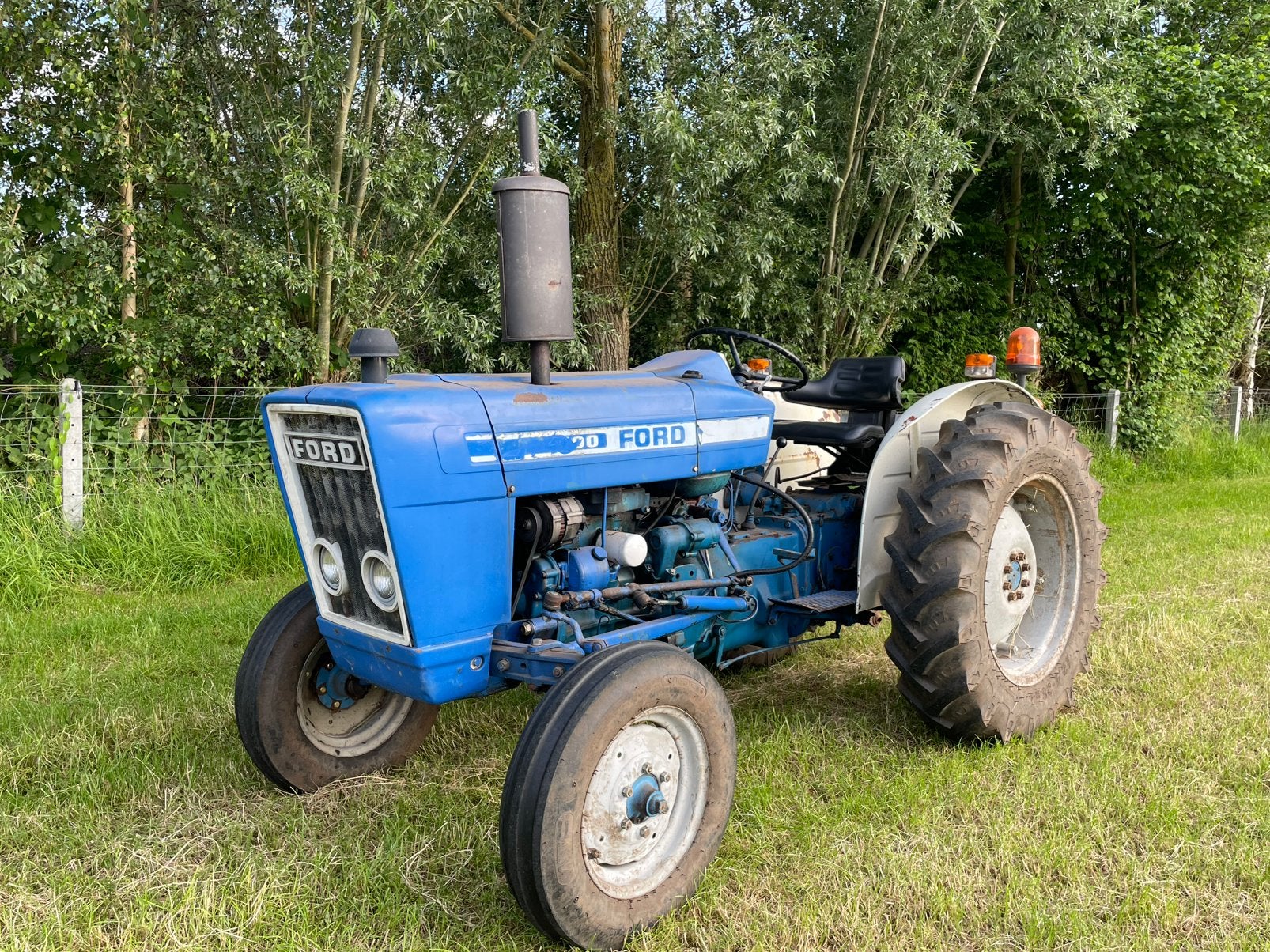 ford 2000 tractor met nieuw geboorde motor., Articles professionnels, Agriculture | Tracteurs, Enlèvement, Ford