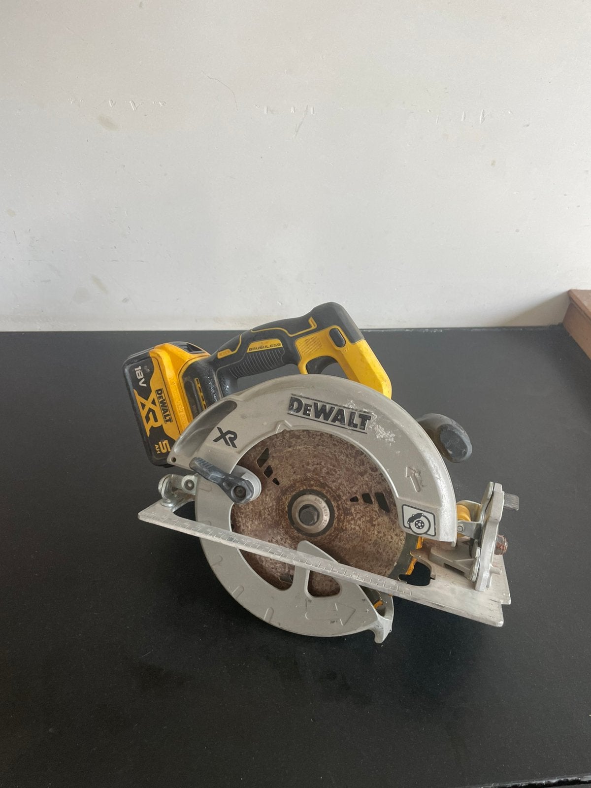 Dewalt zaagmachine dcs570 met batterij, Doe-het-zelf en Bouw, Lieren en Takels, Ophalen, Zo goed als nieuw