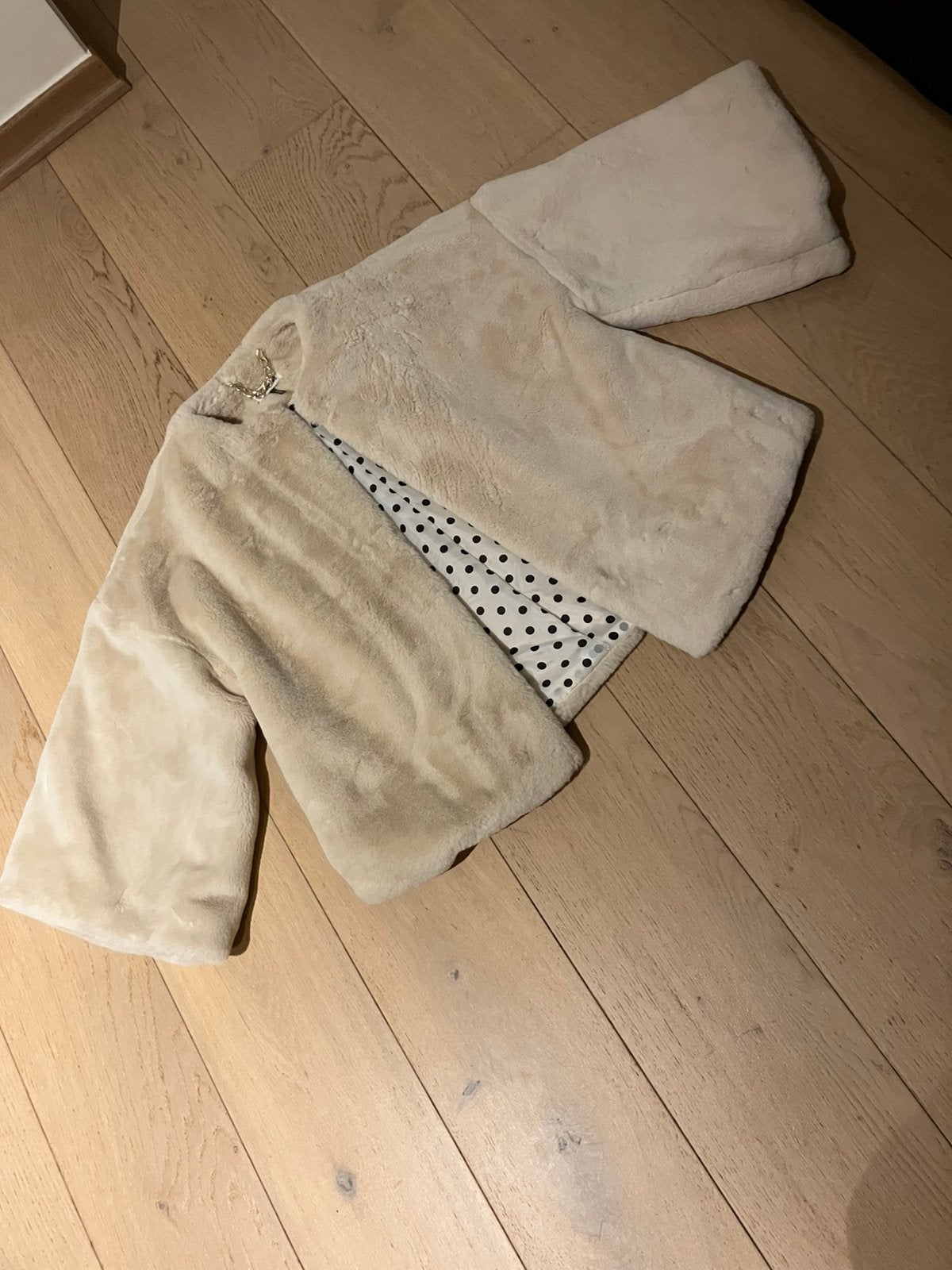 Veste courte en fourrure à porter par-dessus une robe., Enlèvement ou Envoi, Comme neuf, Taille 38/40 (M), Blanc