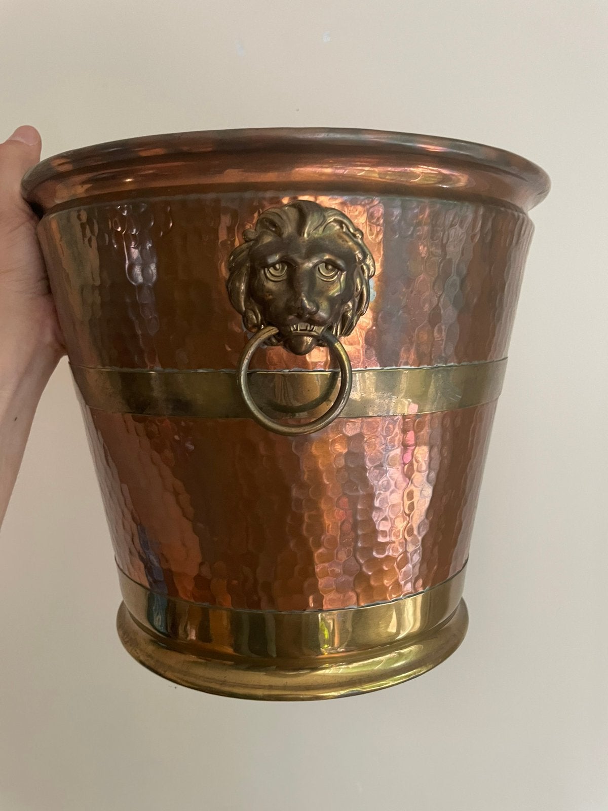 vintage koperen bloempot / cachepot met leeuwenkoppen, Ophalen of Verzenden, Koper
