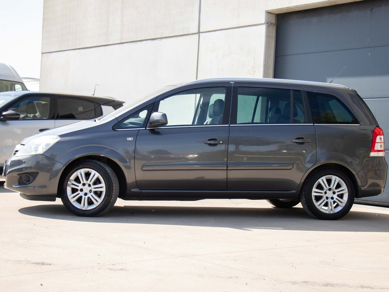 Opel Zafira 1.6 MT5 116PK|7 ZIT|NAVI|TREKHAAK|SENSOREN|, Auto's, Euro 5, 7 zetels, Bedrijf, 157 g/km