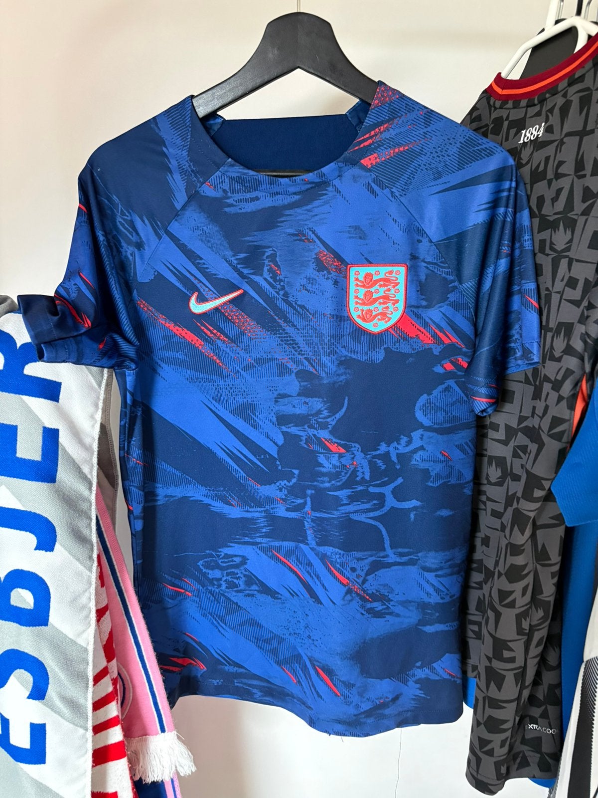 Engeland Nike Pre-Match Shirt 2022/23 | WK Qatar 2022, Kleding | Heren, Ophalen of Verzenden, Zo goed als nieuw, Voetbal, Maat 48/50 (M)