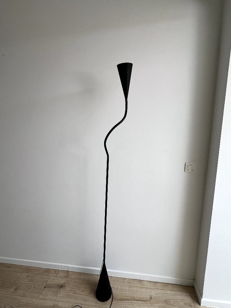 IKEA DELAKTIG zwarte LED vloerlamp – design Tom Dixon, Ophalen, Zo goed als nieuw, Metaal, Modern