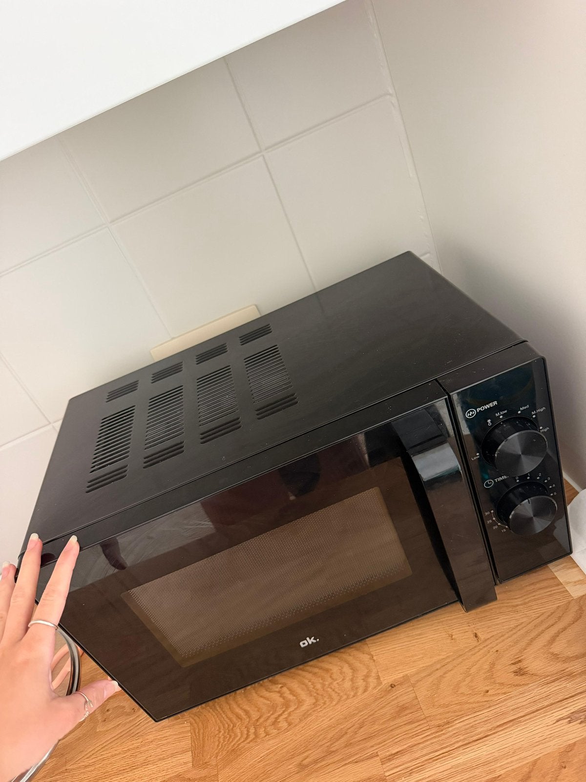 Four-micro-ondes OK noir Mediamarkt, Elektronische apparatuur, Microgolfovens, Ophalen, Tussenbouw, Zo goed als nieuw, Draaiplateau