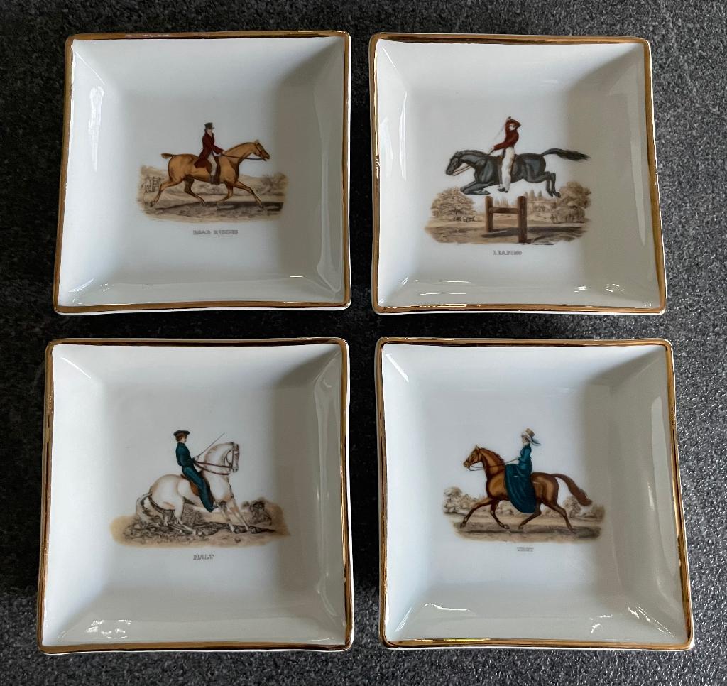 4 petits plats à apéritif en porcelaine de Paris, Enlèvement