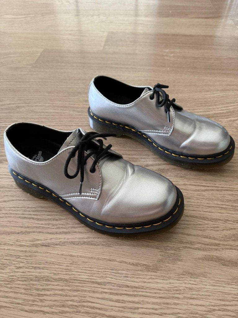 Dr. Martens Chrome Silver - Maat 41 NIEUW, Kleding | Dames, Schoenen, Overige kleuren, Overige typen, Nieuw, Ophalen of Verzenden