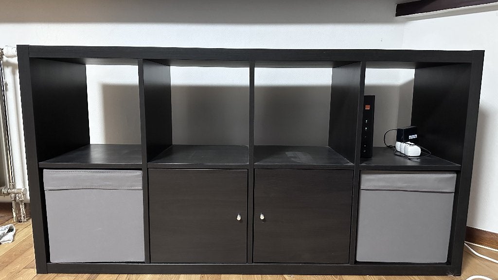IKEA KALLAX 2x4 brun-noir + 2 paniers + 2 portes, Maison & Meubles, Enlèvement, Comme neuf