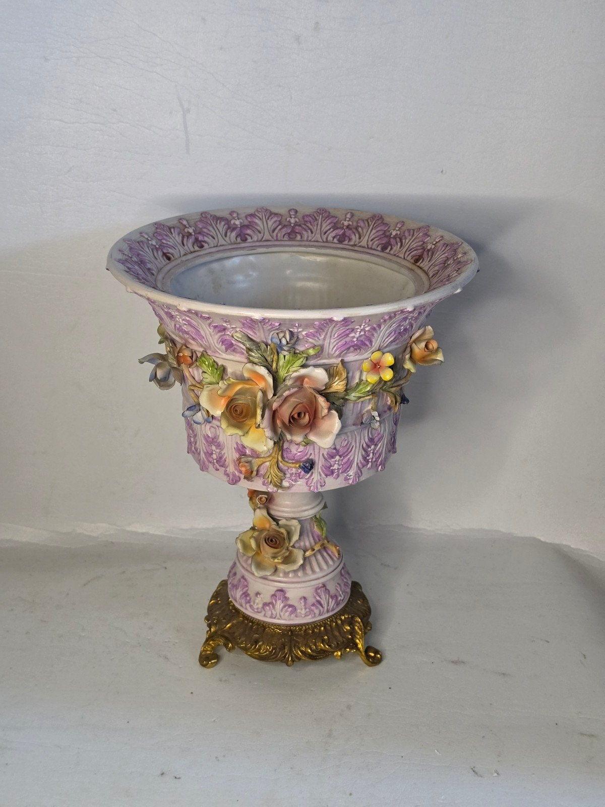 Grand porcelain and bronze planter - vintage floral piece, Antiquités & Art, Enlèvement ou Envoi