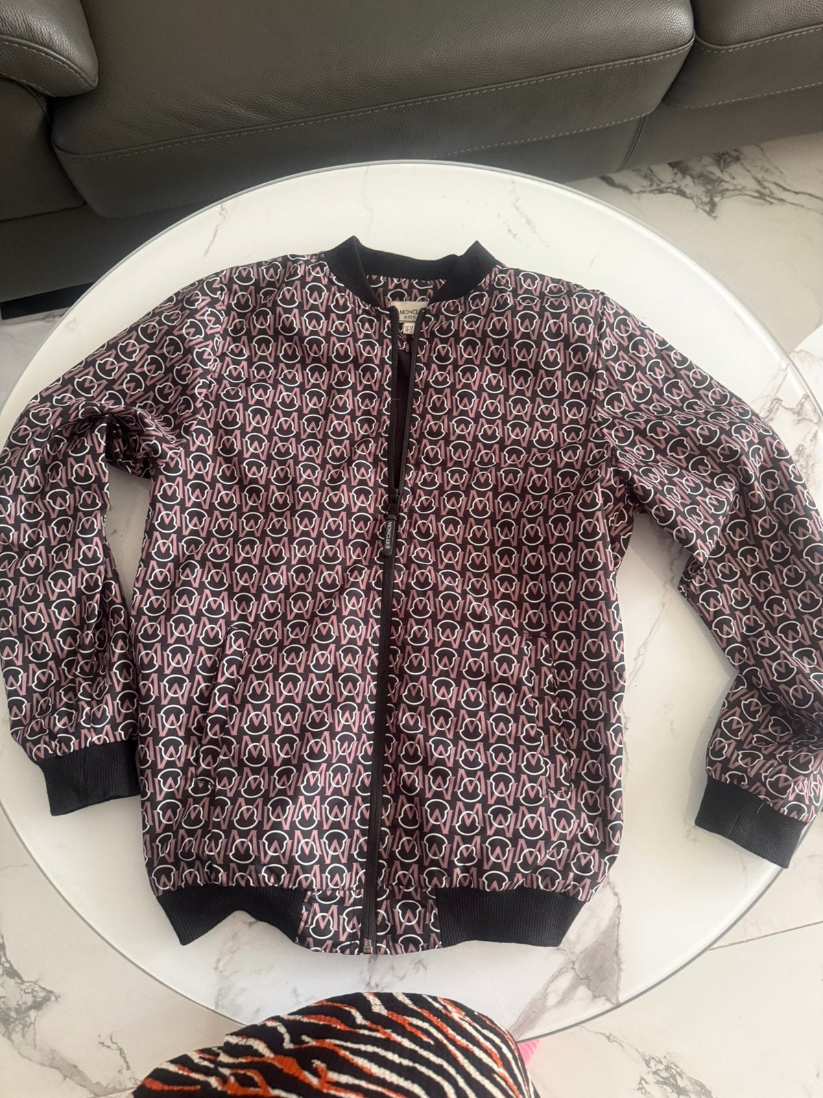 Vest, Enlèvement, Comme neuf
