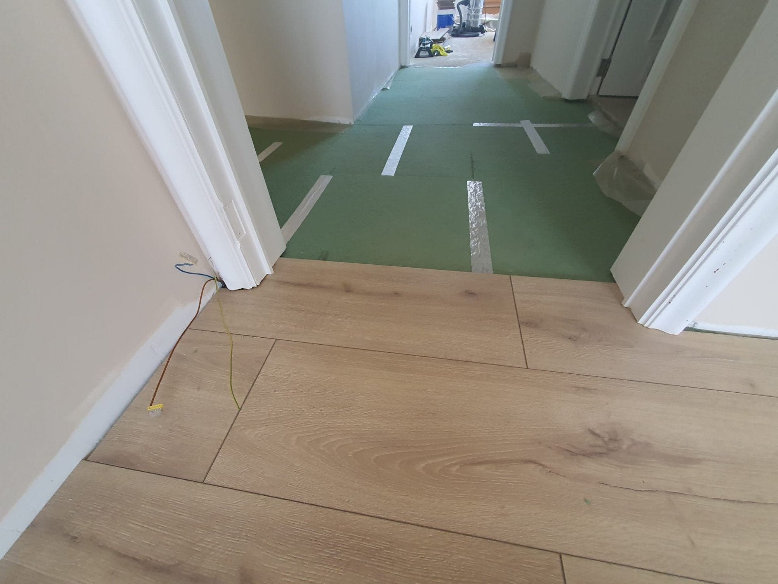 Peinture , parquet, plinthes, montage meuble. Netoyage...