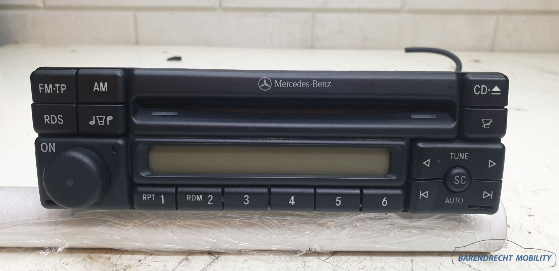 Originele Alpine Radio CD speler Mercedes retro MF2297 17082, Gebruikt, Mercedes-Benz AG, Mercedes-Benz, Mercedesstrasse 120
70372  Stuttgart, DE