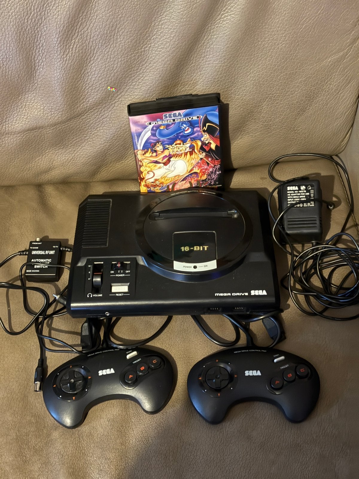 Sega Megadrive I  met 2 controllers en game Aladdin, Ophalen, Mega Drive, Met 2 controllers, Gebruikt