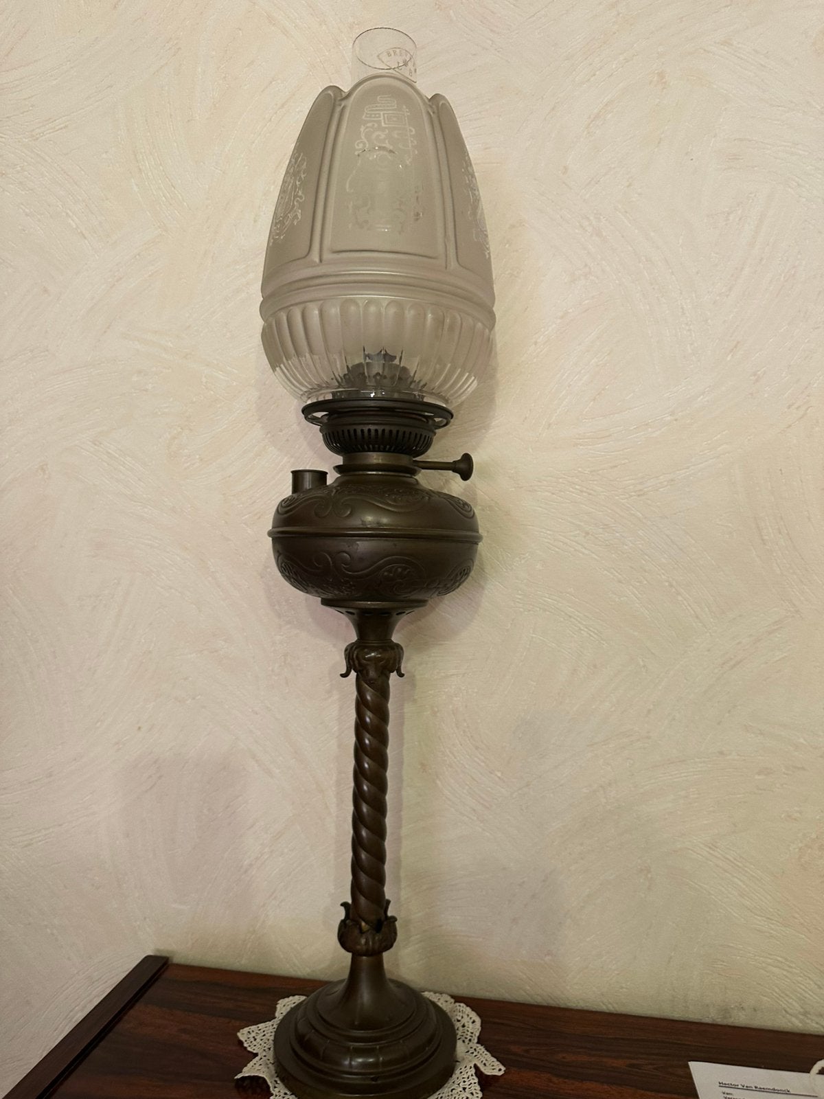 Vintage olielamp – sierlijke glazen kap met provincies, Antiek en Kunst, Ophalen