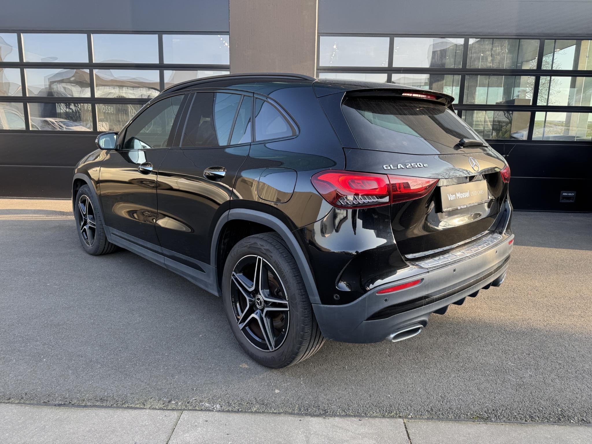 Mercedes-Benz GLA 250 e AMG Line + LEDER + MEMORY + CARPLAY, Auto's, Gebruikt, 16 kWh, Leder en Stof, Zwart