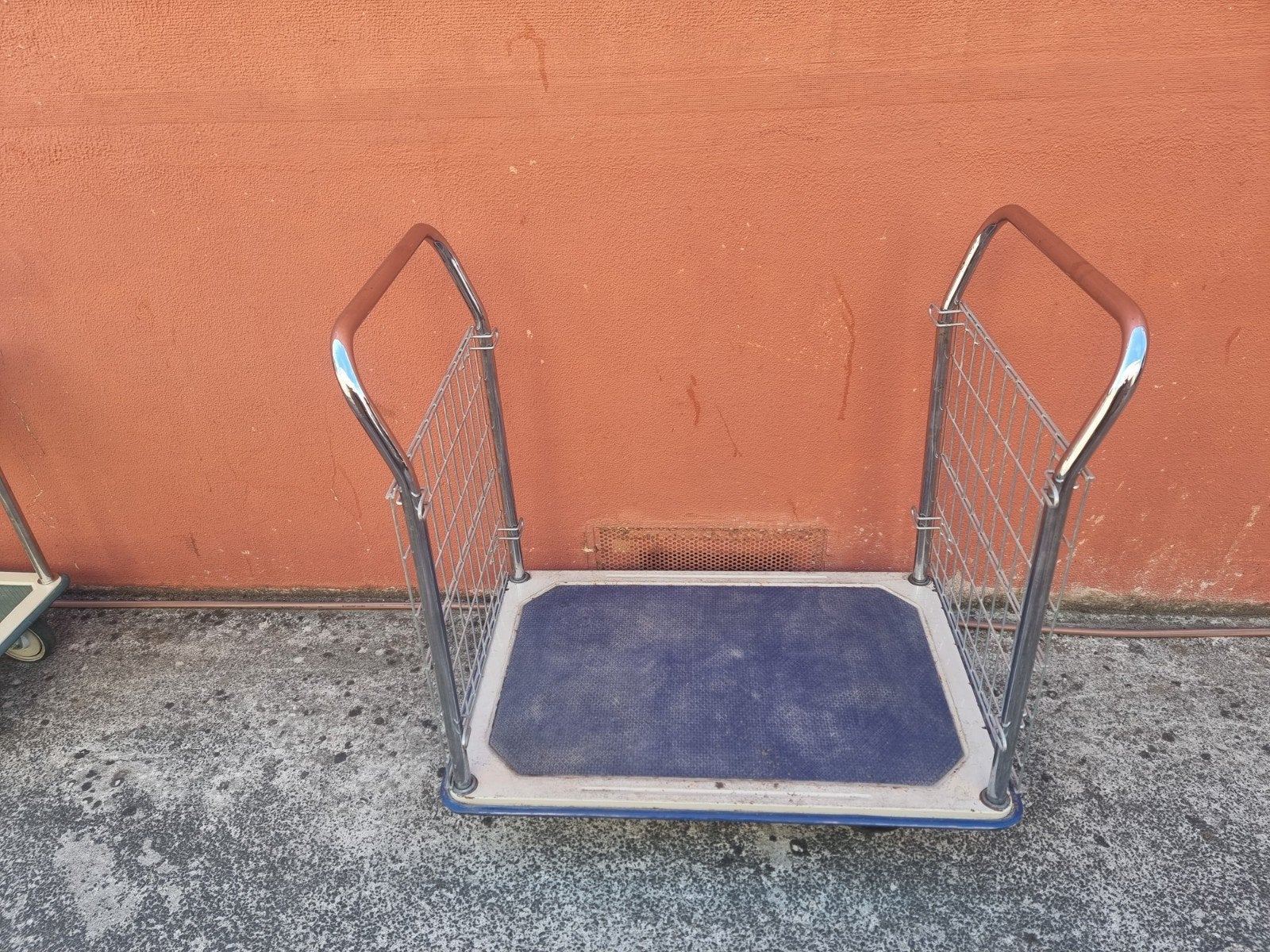 Chariot, Enlèvement