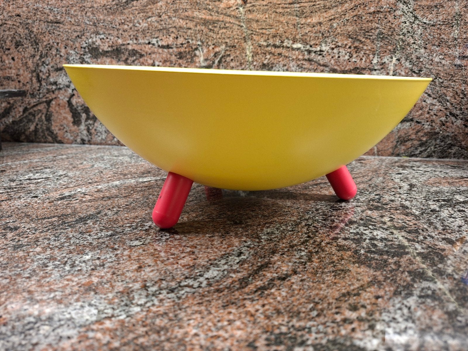 Kleurrijke metalen fruitschaal op 3 pootjes, Huis en Inrichting, Op voet, Schaal, Rond, Ophalen of Verzenden