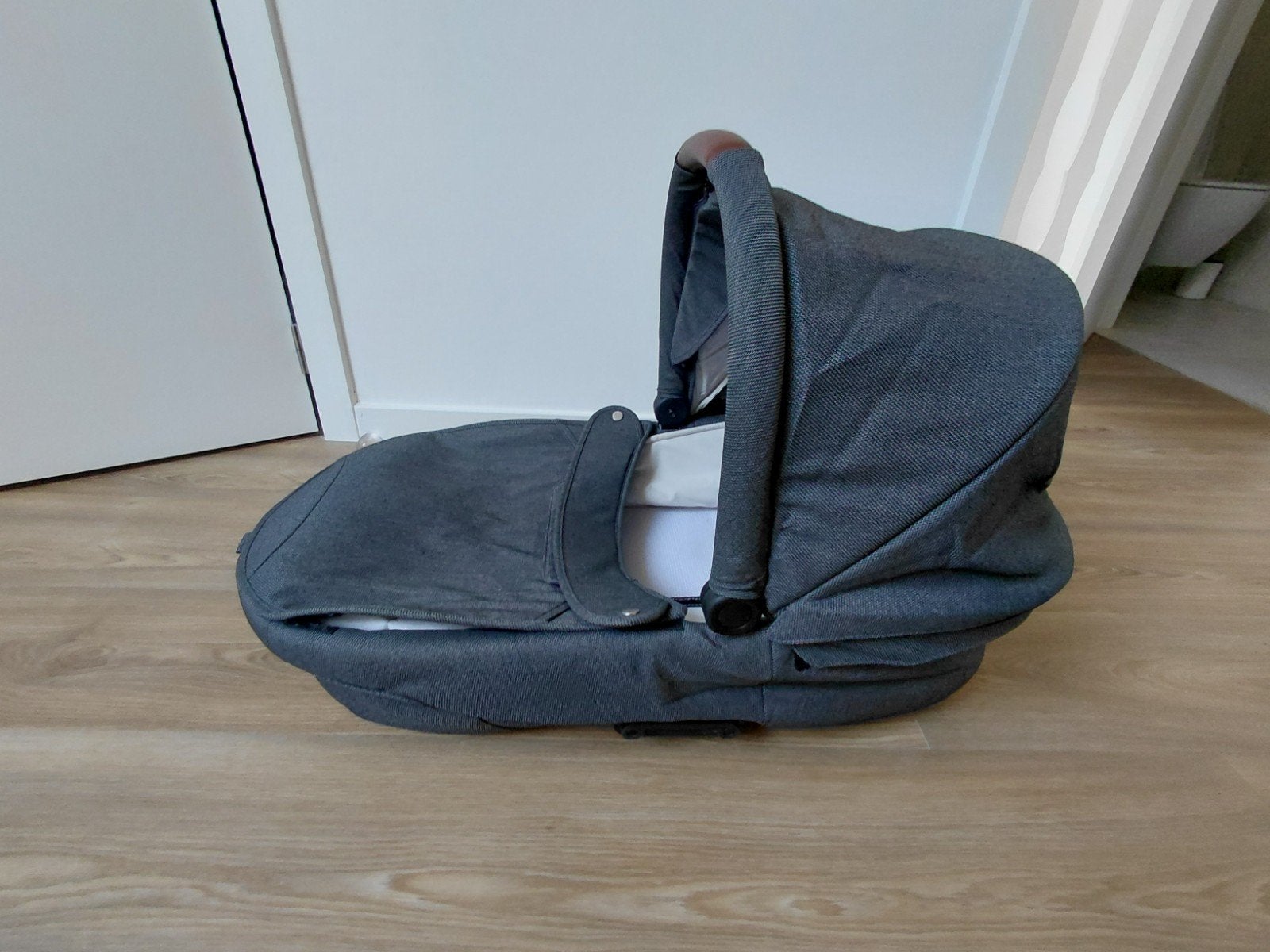 Mutsy carry cot icon vision smokey grey, Kinderen en Baby's, Kinderwagens en Combinaties, Ophalen, Zo goed als nieuw, Mutsy