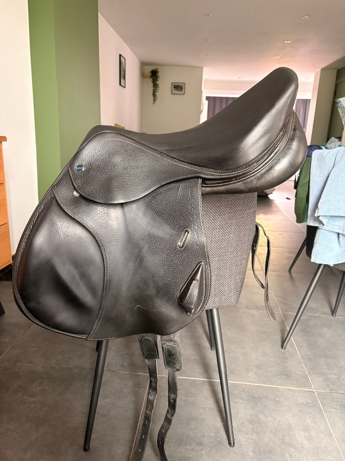 Selle de horseball Ikonic, Siège semi-creux, Polyvalence, Ikonic, L (17.5 pouces)