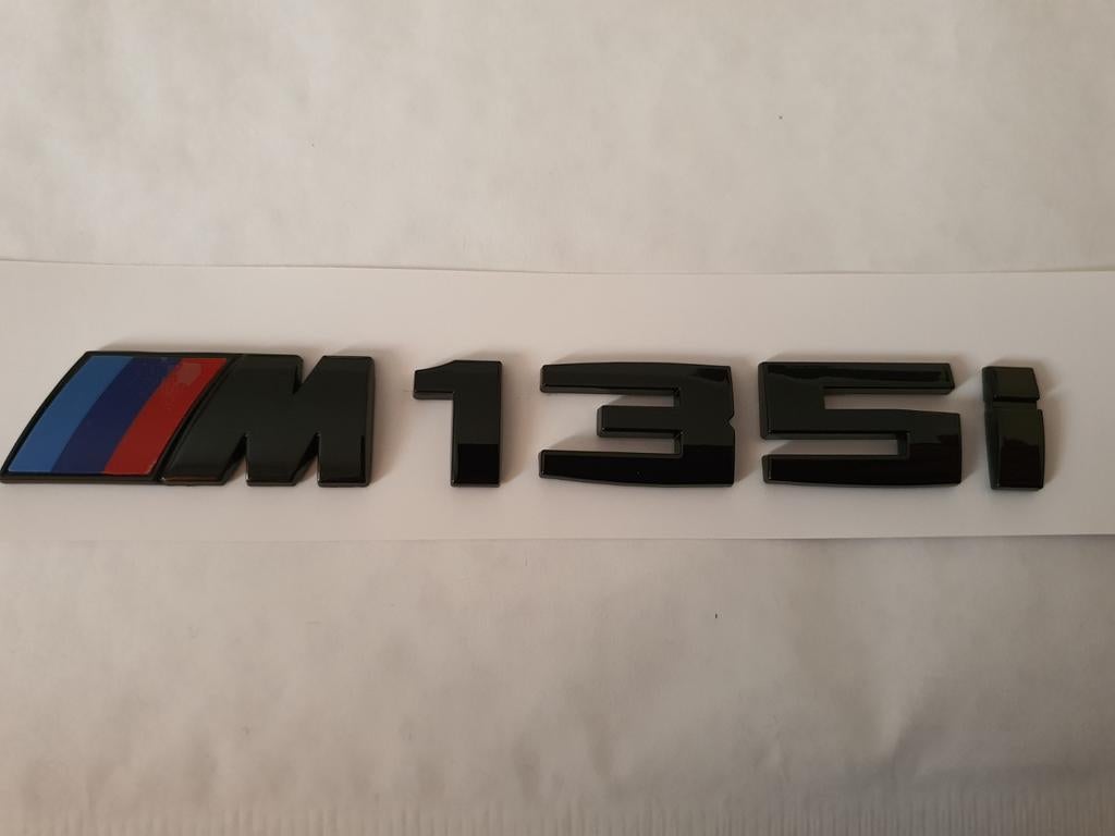 Bmw m135i koffer logo in het blinkend zwart of chroom, Auto-onderdelen, Achterklep, Nieuw, Ophalen of Verzenden, Achter