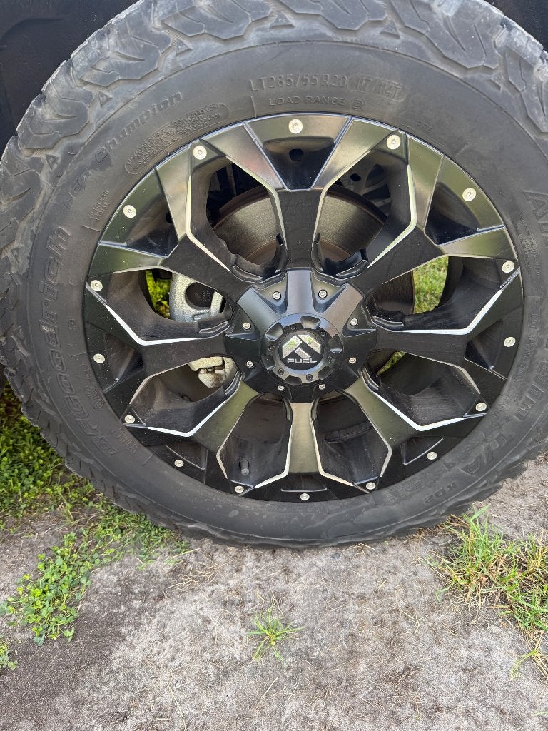 Fuel Assault Finish GLOSS BLACK MILLED velgen 20inch, Auto-onderdelen, Banden en Velgen, Ophalen, Gebruikt, Velg(en), 285 mm