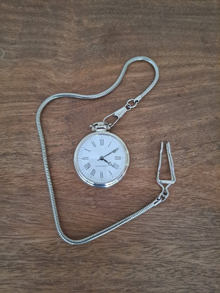 Klassiek zilverkleurig mechanisch zakhorloge, Handtassen en Accessoires, Horloges | Antiek, Overige materialen, Zakhorloge, 1960 of later