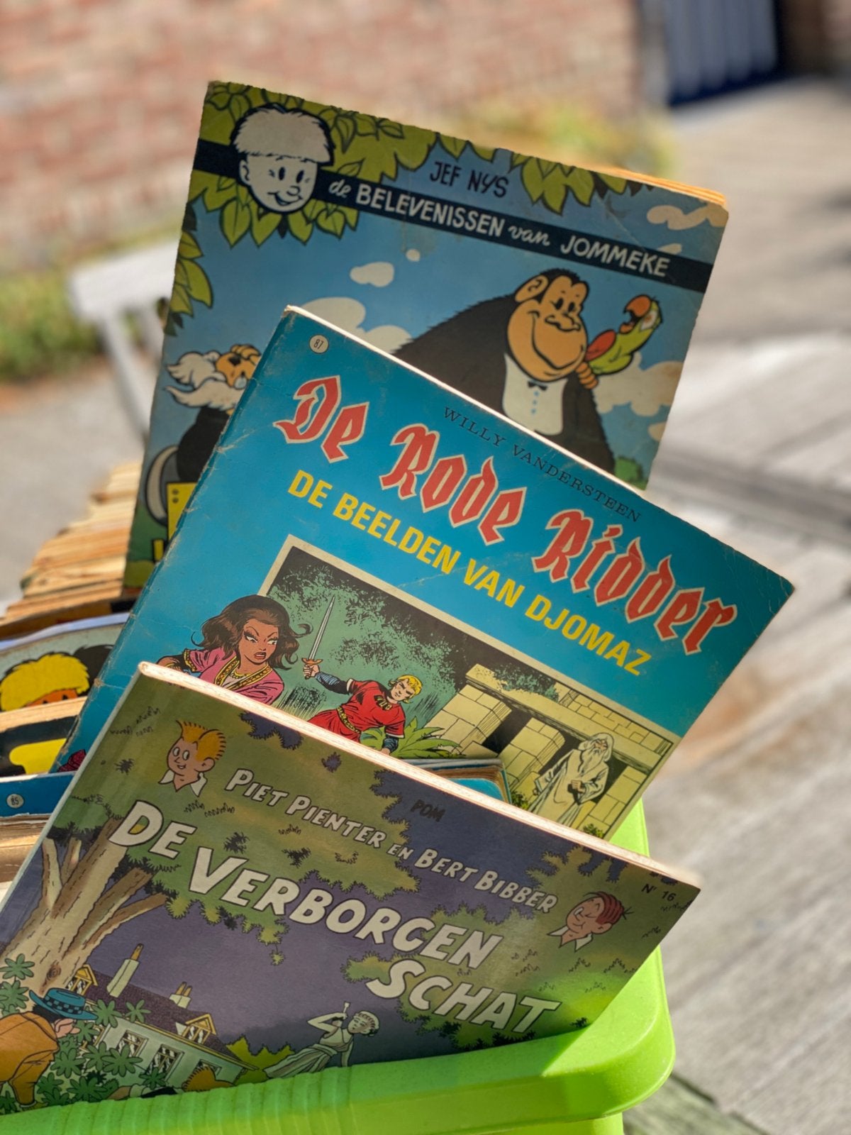 Bak met oude strips van ‘Jommeke’, ‘De rode ridder’, …, Ophalen, Gelezen
