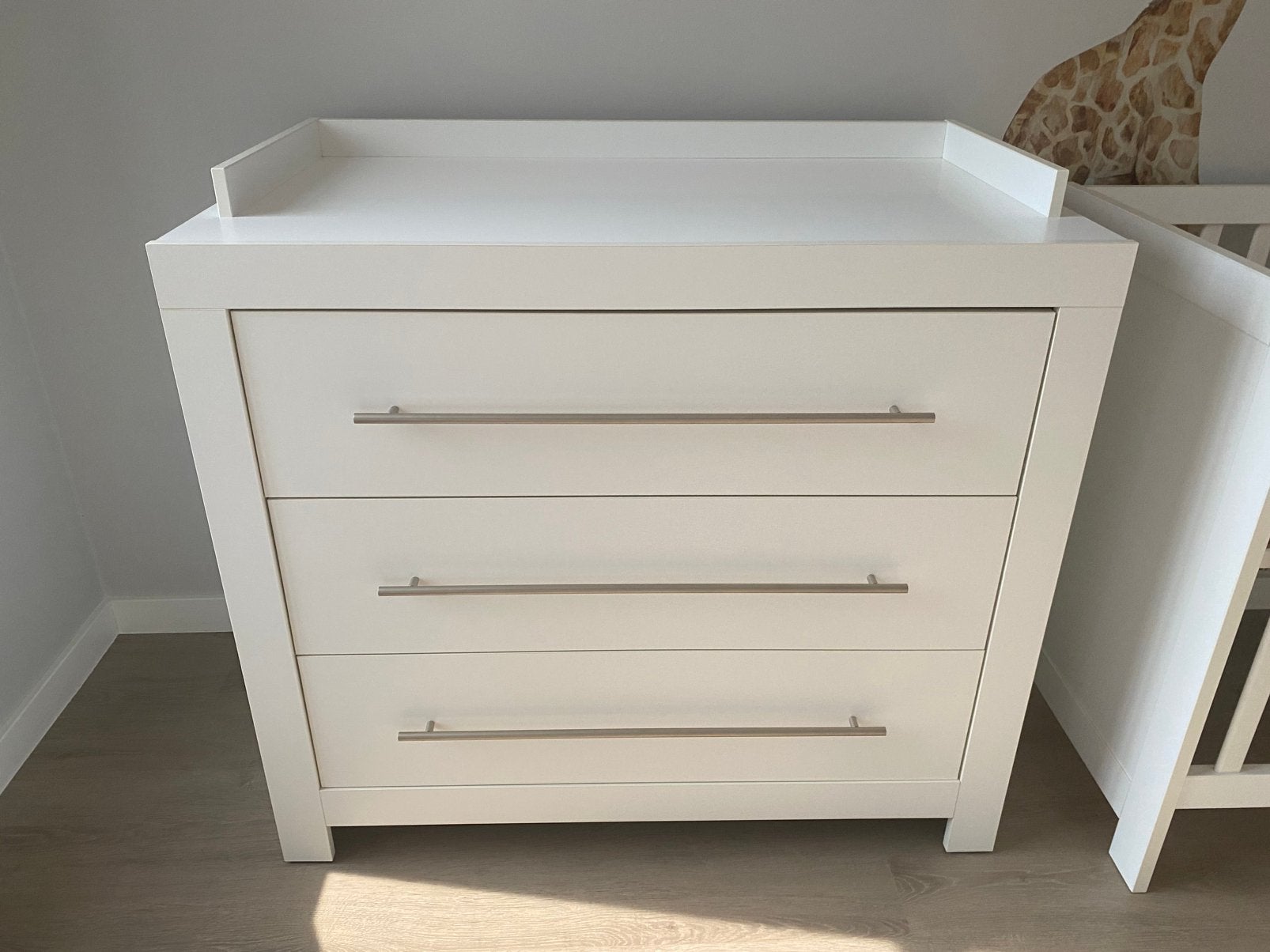 Vittoria/Vicenza kinderkamer + matras + Aerosleep overtek, Ophalen, Zo goed als nieuw, Commode, Opstaande rand