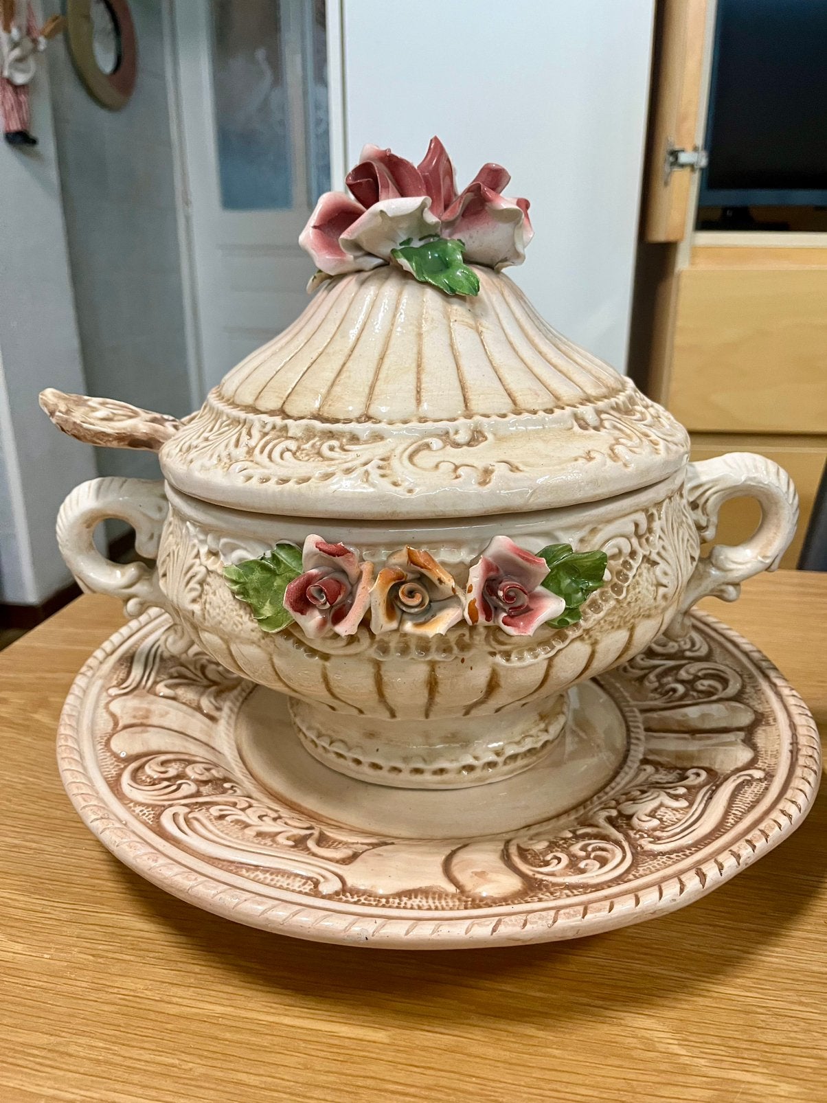 Capodimonte keramische soeppan met pollepel en schaal, Ophalen