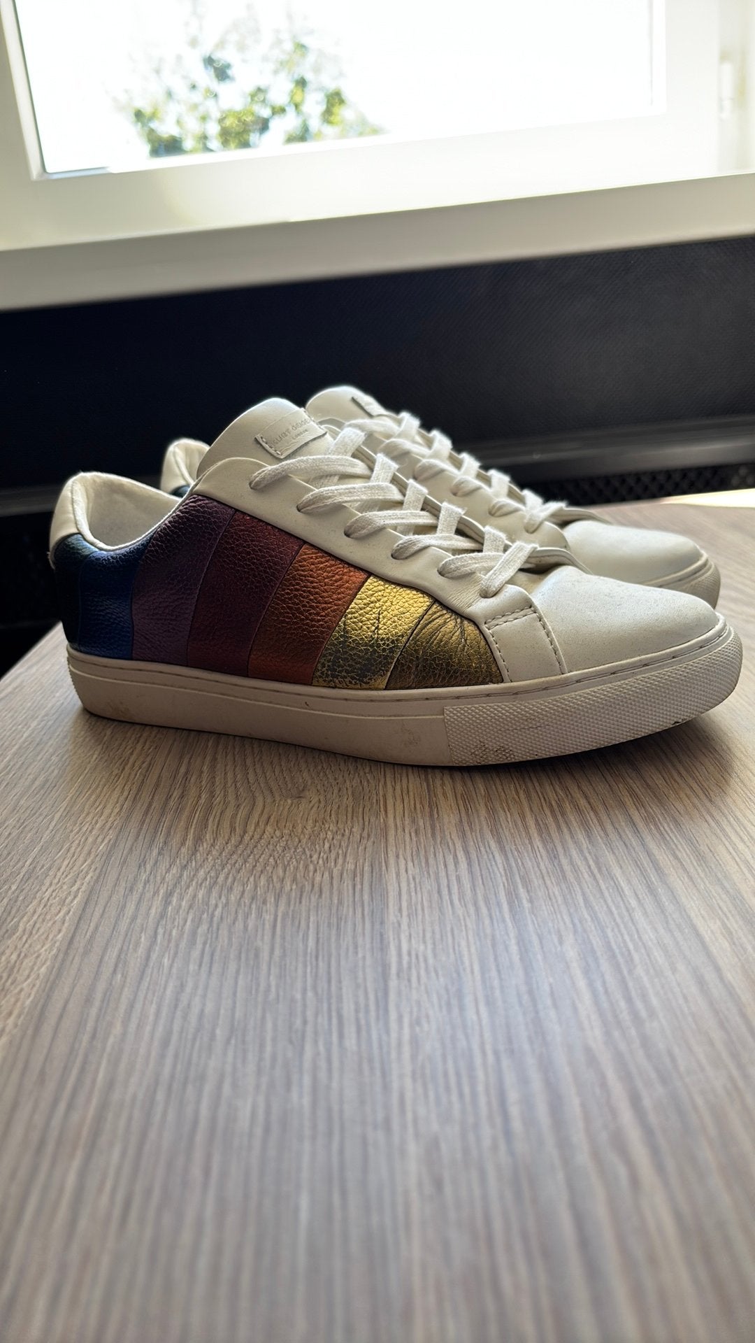 Kurt Geiger London, Enlèvement, Comme neuf