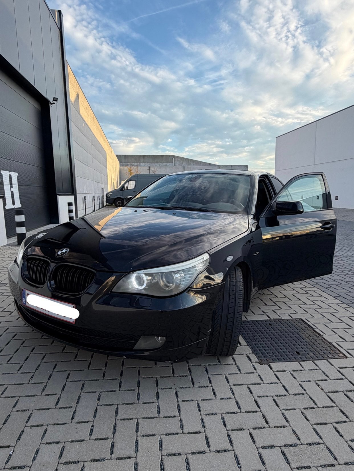 Bmw e60 520d à vendre !, Cuir, Euro 5, Volant multifonction, Noir