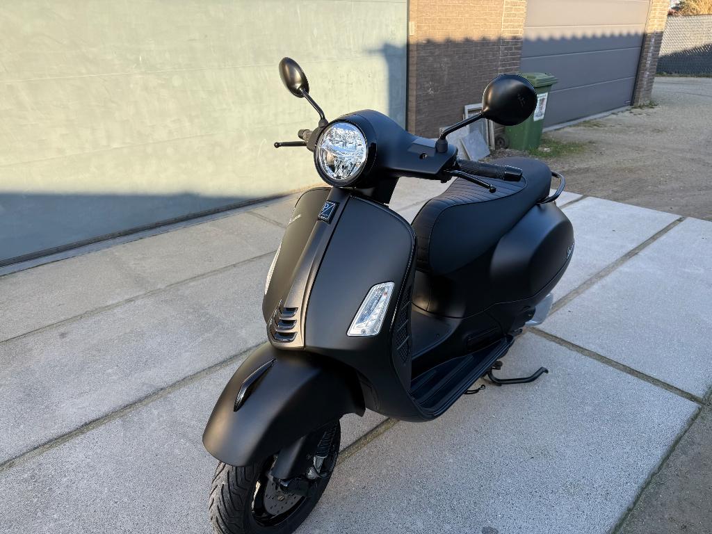 Zeer mooie Vespa gts300 supersport “NOTTE” / beperkte oplage, Motoren, Scooter, Particulier, 278 cc, 1 cilinder