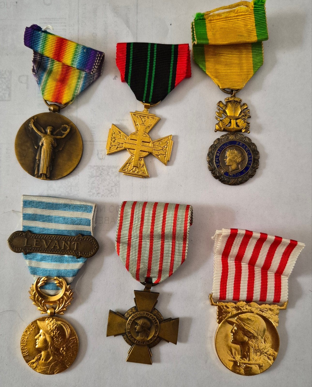 Veel Franse medailles uit de Tweede Wereldoorlog, Verzamelen, Militaria | Algemeen, Overige soorten, Embleem of Badge, Ophalen of Verzenden