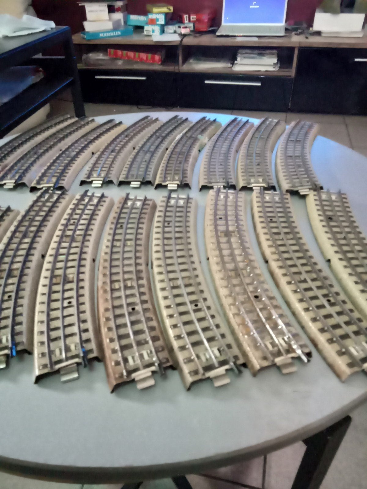 Offert : un lot ancien de 20 Märkli originaux, Enlèvement ou Envoi, Courant alternatif, Rails, Comme neuf