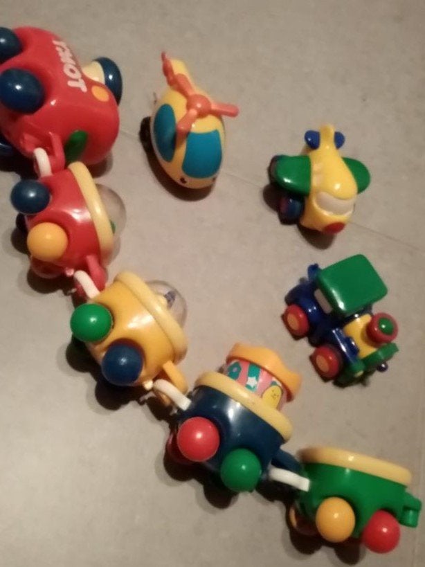 Tomy : trein met 4 wagons + 2 vliegtuigen + locomotief, Ophalen of Verzenden, Zo goed als nieuw